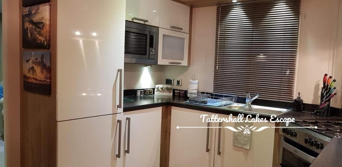 Meridian Tattershall Lakes Escape - Lakeside Lodge Caravan With A Fishing Peg Luxury Hot Tub Exterior foto