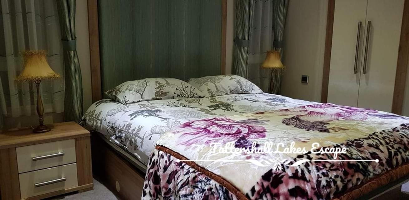 Meridian Tattershall Lakes Escape - Lakeside Lodge Caravan With A Fishing Peg Luxury Hot Tub Exterior foto