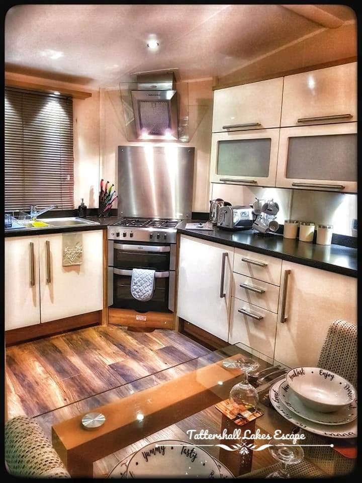 Meridian Tattershall Lakes Escape - Lakeside Lodge Caravan With A Fishing Peg Luxury Hot Tub Exterior foto
